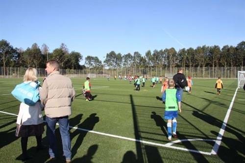 Børn og forældre til fodbold kamp